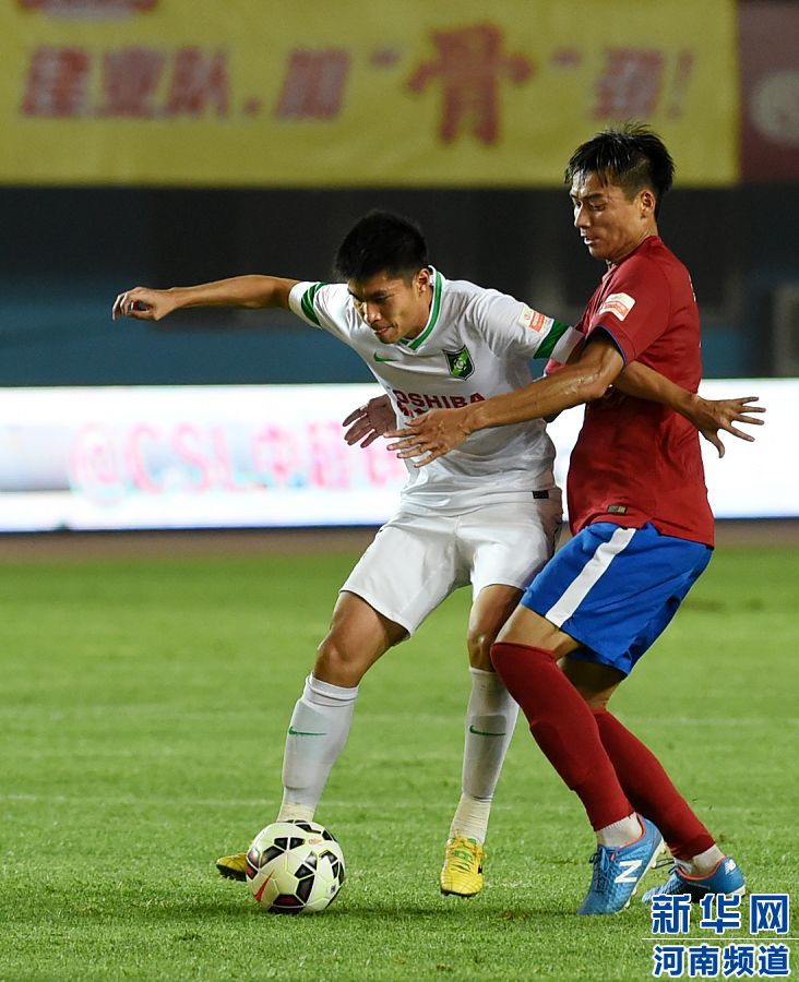 7月19日，杭州綠城隊(duì)球員黃希揚(yáng)（左）在比賽中控球。