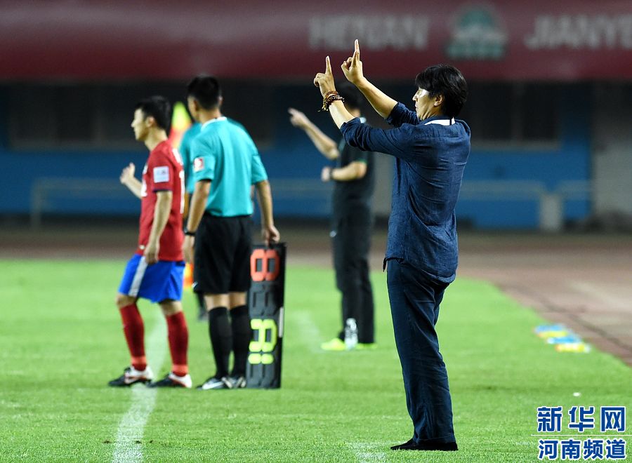 7月19日，河南建業(yè)隊(duì)主教練賈秀全（右一）在場(chǎng)邊指揮。