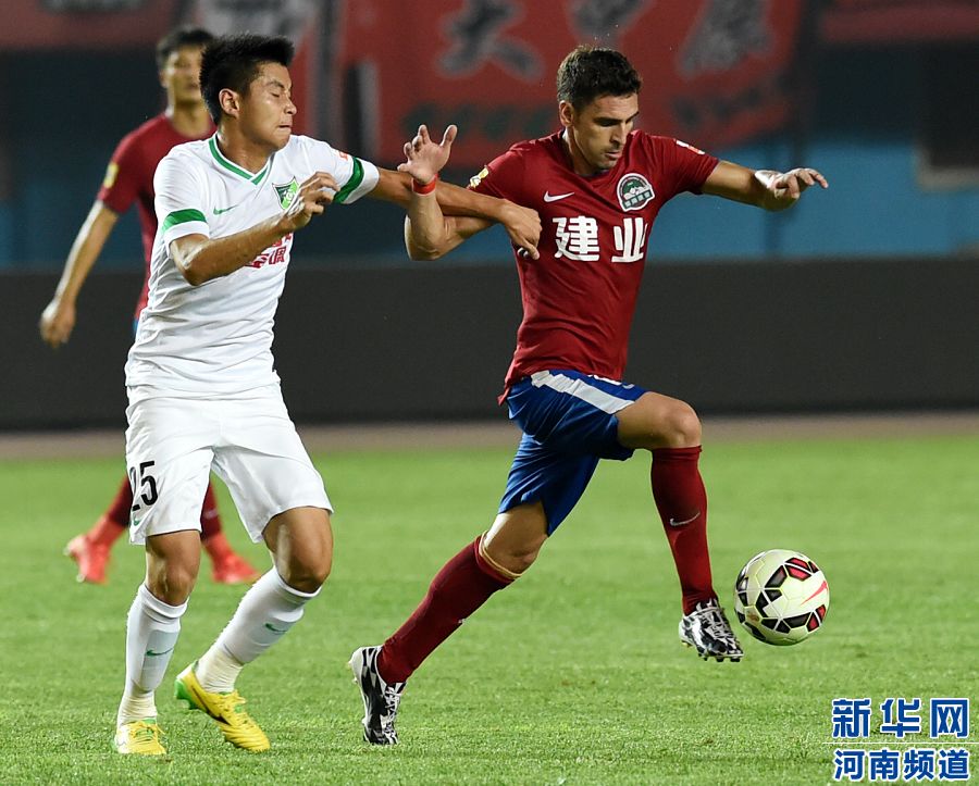 7月19日，河南建業(yè)隊(duì)球員伊沃（右）在比賽中帶球進(jìn)攻。