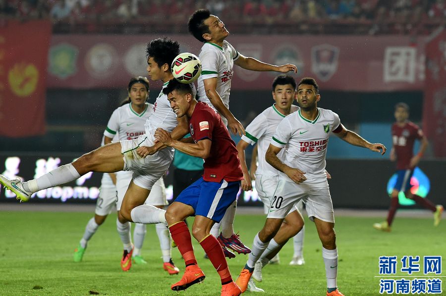 7月19日，河南建業(yè)隊(duì)球員哈維爾（前排左二）在比賽中與對(duì)手爭(zhēng)搶頭球。