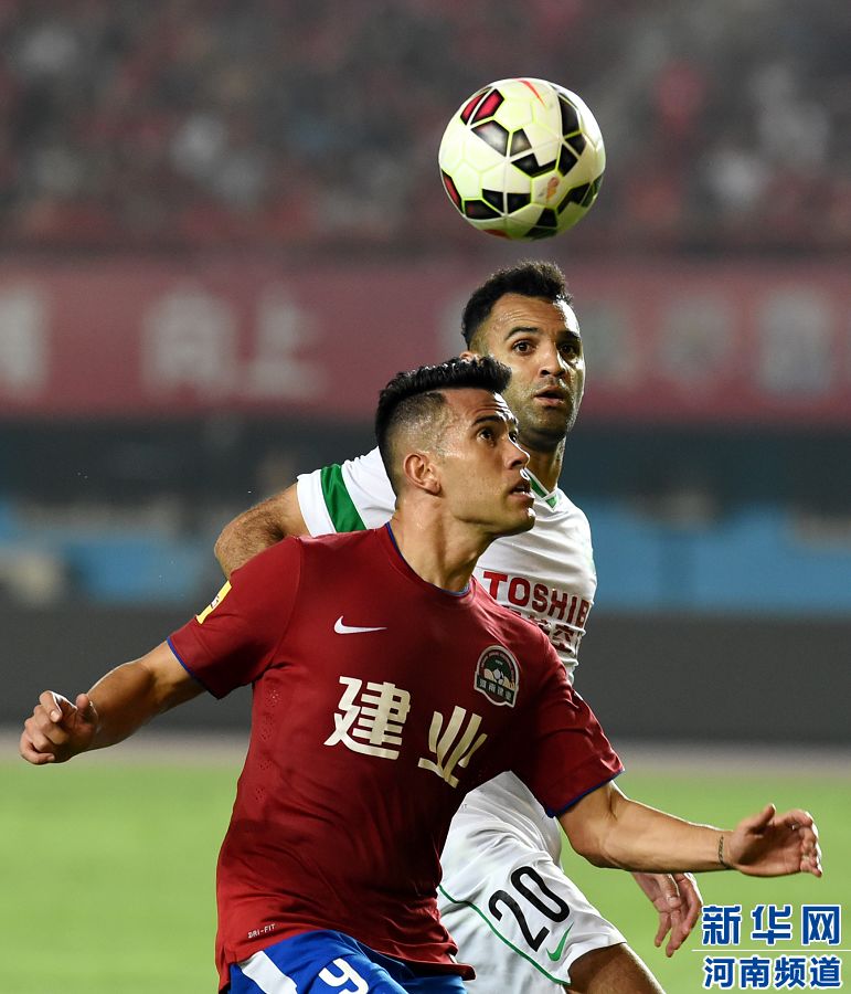 7月19日，河南建業(yè)隊(duì)球員哈維爾（前）在比賽中拼搶。