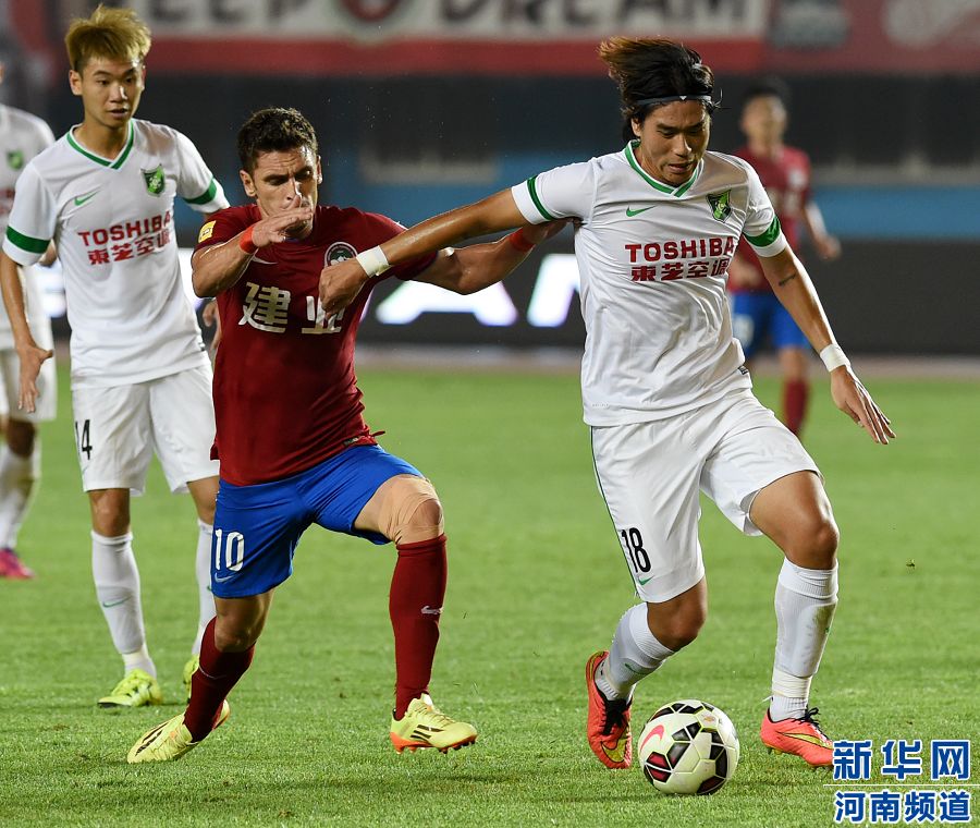 　7月19日，杭州綠城隊(duì)球員趙宇豪（右）在比賽中爭(zhēng)搶。