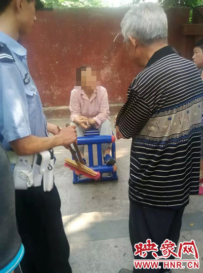 老太當(dāng)時坐在健身器材上做仰臥起坐,說環(huán)衛(wèi)工人影響她鍛煉身體了,便開始謾罵環(huán)衛(wèi)工人。 老太當(dāng)時坐在健身器材上做仰臥起坐,說環(huán)衛(wèi)工人影響她鍛煉身體了,便開始謾罵環(huán)衛(wèi)工人。