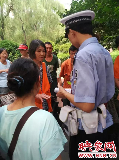 令人憤怒的是,這名老太太竟然報警說“她被環(huán)衛(wèi)工打了” 令人憤怒的是,這名老太太竟然報警說“她被環(huán)衛(wèi)工打了”