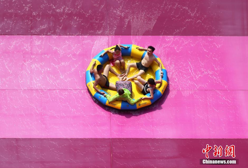 8月1日,民眾扎堆在南京湯山歡樂水魔方水上樂園戲水,享受“冰火兩重天”的涼爽和激情。連日來,中國大部分地區迎來高溫天氣。 8月1日,民眾扎堆在南京湯山歡樂水魔方水上樂園戲水,享受“冰火兩重天”的涼爽和激情。連日來,中國大部分地區迎來高溫天氣。