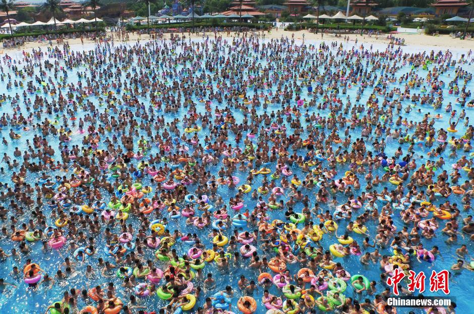 8月1日,民眾扎堆在南京湯山歡樂水魔方水上樂園戲水,享受“冰火兩重天”的涼爽和激情。連日來,中國大部分地區迎來高溫天氣。 8月1日,民眾扎堆在南京湯山歡樂水魔方水上樂園戲水,享受“冰火兩重天”的涼爽和激情。連日來,中國大部分地區迎來高溫天氣。