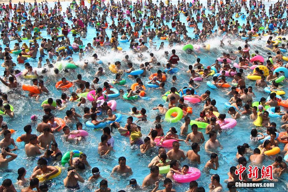 8月1日,民眾扎堆在南京湯山歡樂水魔方水上樂園戲水,享受“冰火兩重天”的涼爽和激情。連日來,中國大部分地區迎來高溫天氣。 8月1日,民眾扎堆在南京湯山歡樂水魔方水上樂園戲水,享受“冰火兩重天”的涼爽和激情。連日來,中國大部分地區迎來高溫天氣。