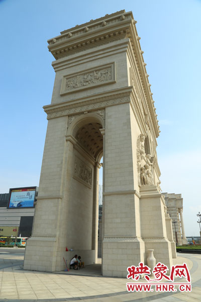 鄭州驚現山寨“凱旋門” 鄭州驚現山寨“凱旋門”