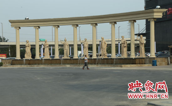 在這個“凱旋門”前是一處噴泉景觀。 在這個“凱旋門”前是一處噴泉景觀。