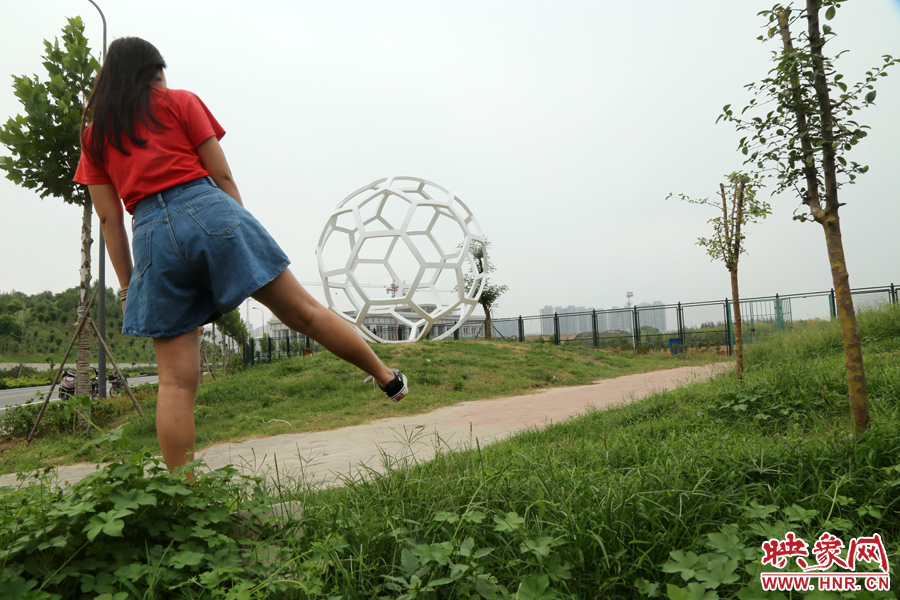 踢”足球“。 踢”足球“。