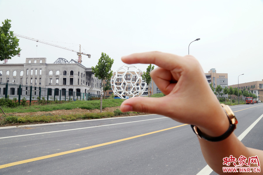 一名女生在拍創(chuàng)意照片。 一名女生在拍創(chuàng)意照片。