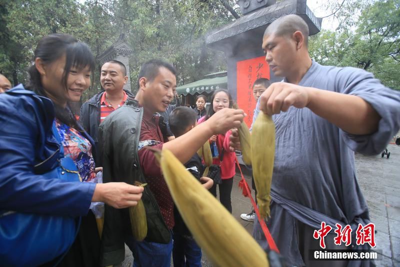 少林禪耕農場迎來秋收 免費煮玉米送游客 少林禪耕農場迎來秋收 免費煮玉米送游客