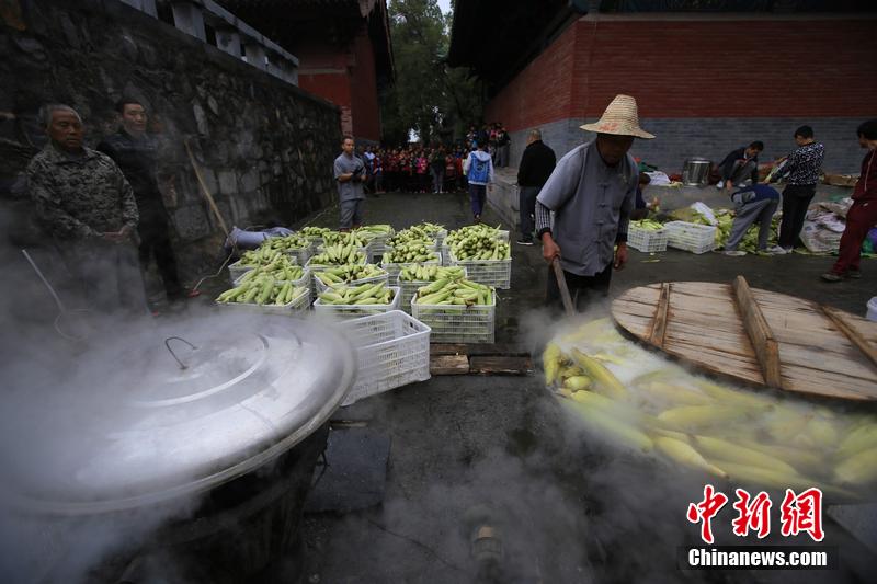 少林禪耕農場迎來秋收 免費煮玉米送游客 少林禪耕農場迎來秋收 免費煮玉米送游客