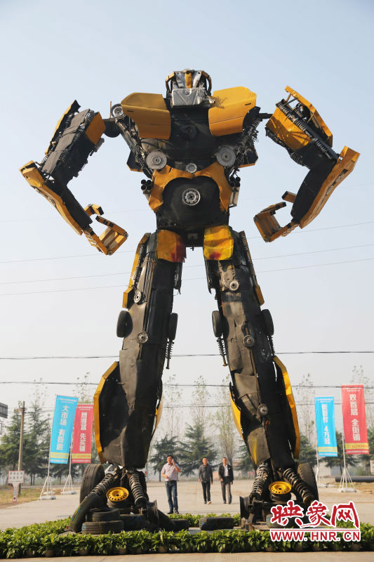 10月14日,一只高18米、寬8米的“變形金剛”矗立在河南省平頂山市寶豐縣一家企業門前。 10月14日,一只高18米、寬8米的“變形金剛”矗立在河南省平頂山市寶豐縣一家企業門前。