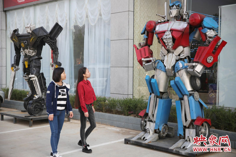 10月14日,市民在參觀河南省平頂山市寶豐縣一家企業門前的“變形金剛”。 10月14日,市民在參觀河南省平頂山市寶豐縣一家企業門前的“變形金剛”。