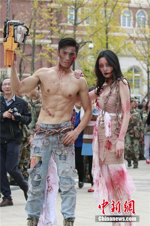 男神教師扮“鬼”學生稱其為“史上顏值最高男鬼”。何浠 攝 男神教師扮“鬼”學生稱其為“史上顏值最高男鬼”。何浠 攝