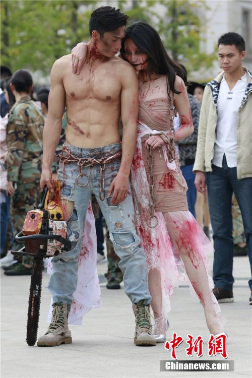 男神教師扮“鬼”學生稱其為“史上顏值最高男鬼”。何浠 攝 男神教師扮“鬼”學生稱其為“史上顏值最高男鬼”。何浠 攝