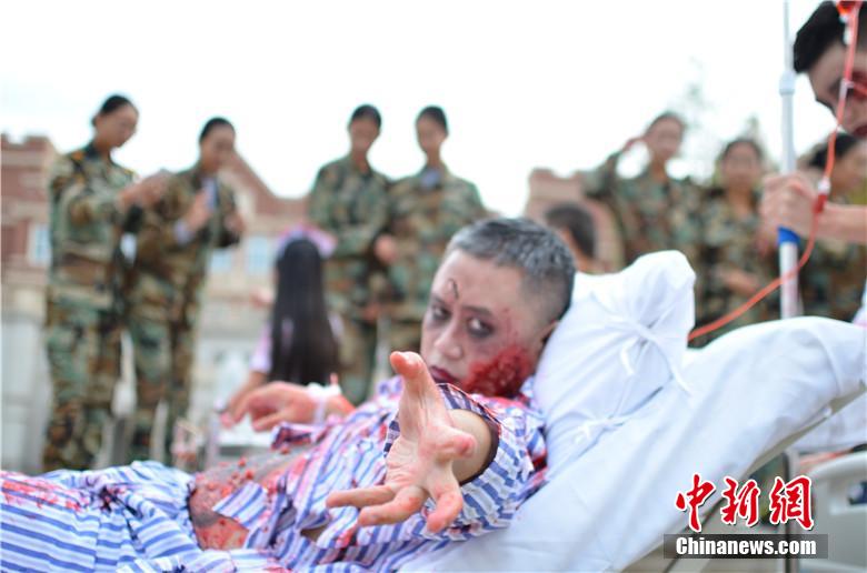 該校院長也參與其中,與學生共同嗨翻校園。 何浠 攝 該校院長也參與其中,與學生共同嗨翻校園。 何浠 攝