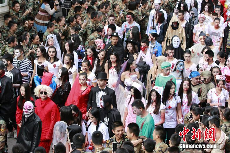 校園“萬圣節”恐怖化妝派對讓“群鬼”聚集。 何浠 攝 校園“萬圣節”恐怖化妝派對讓“群鬼”聚集。 何浠 攝