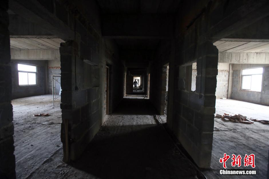 武漢山寨“國會大廈”荒廢多年 院子成菜地 武漢山寨“國會大廈”荒廢多年 院子成菜地