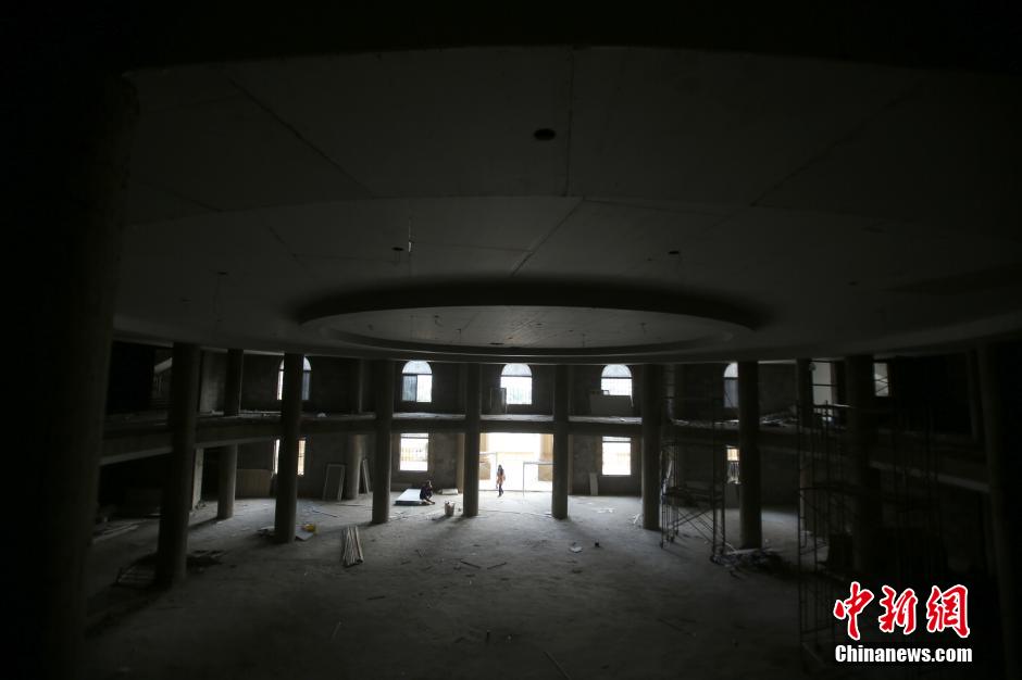 武漢山寨“國會大廈”荒廢多年 院子成菜地 武漢山寨“國會大廈”荒廢多年 院子成菜地