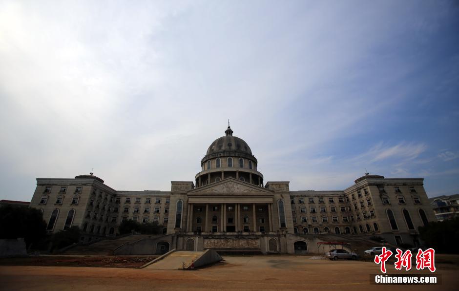 武漢山寨“國會大廈”荒廢多年 院子成菜地 武漢山寨“國會大廈”荒廢多年 院子成菜地