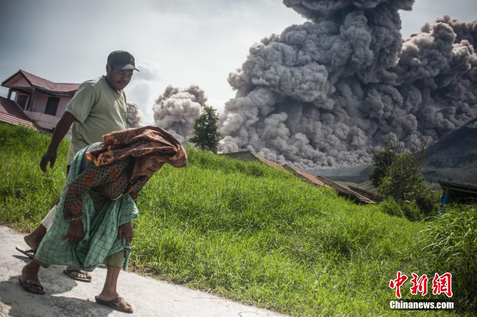 印尼錫納朋火山猛烈噴發 印尼錫納朋火山猛烈噴發