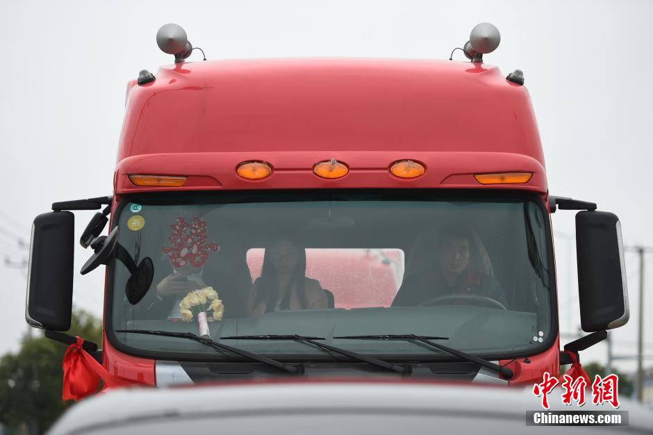 浙江現“霸氣”婚車隊 一輛勞斯萊斯引領八輛“大卡” 浙江現“霸氣”婚車隊 一輛勞斯萊斯引領八輛“大卡”