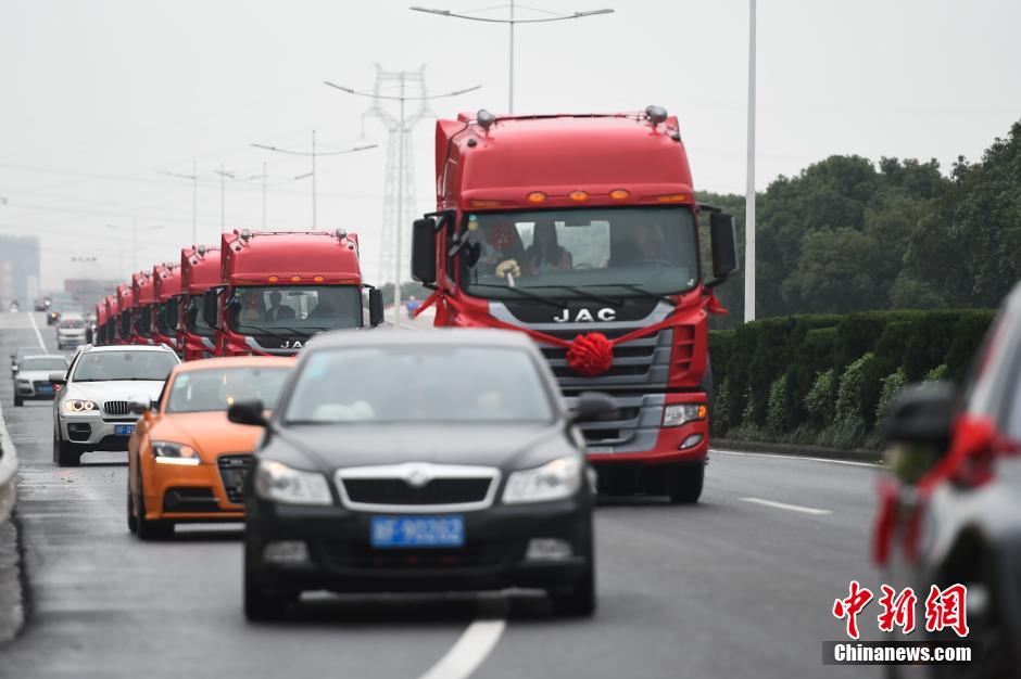 浙江現“霸氣”婚車隊 一輛勞斯萊斯引領八輛“大卡” 浙江現“霸氣”婚車隊 一輛勞斯萊斯引領八輛“大卡”