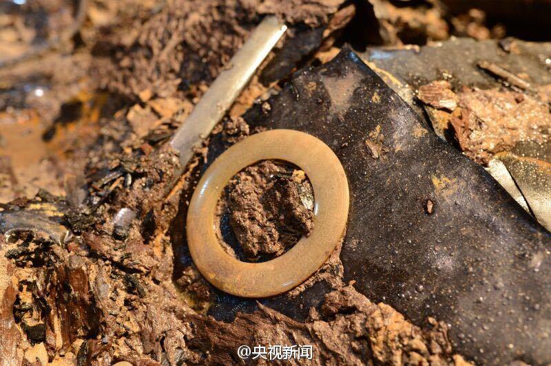 西漢大墓發現玉具劍 墓主身份不一般 西漢大墓發現玉具劍 墓主身份不一般