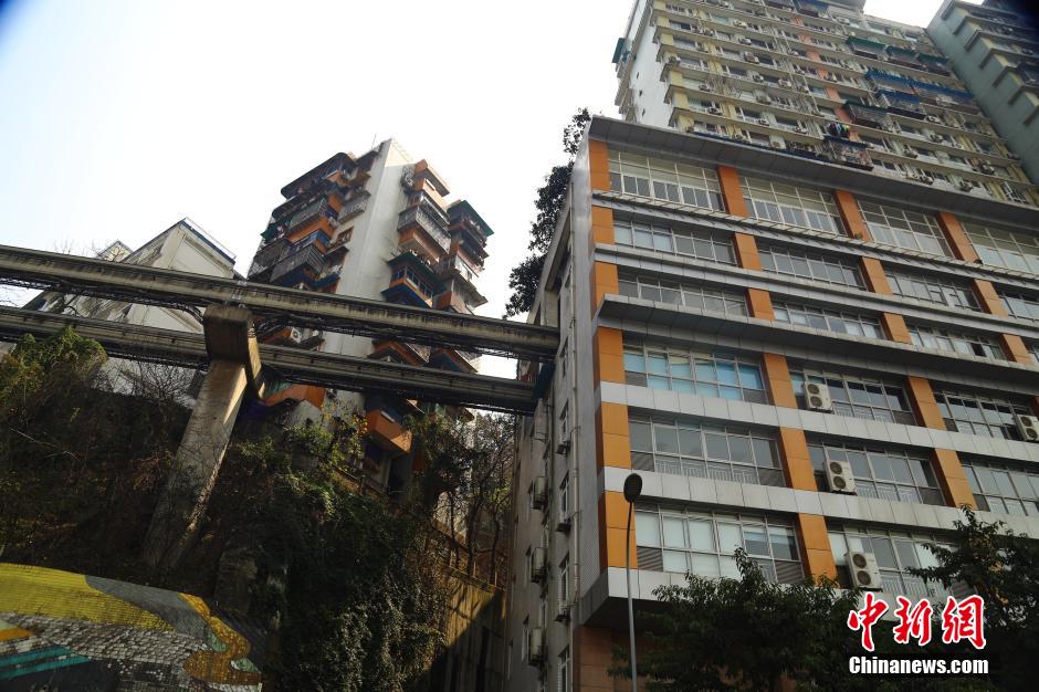 重慶輕軌列車穿樓而過(guò)場(chǎng)面震撼 重慶輕軌列車穿樓而過(guò)場(chǎng)面震撼