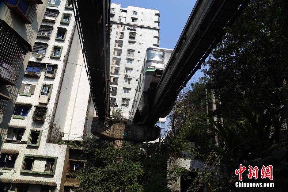 重慶輕軌列車穿樓而過(guò)場(chǎng)面震撼 重慶輕軌列車穿樓而過(guò)場(chǎng)面震撼