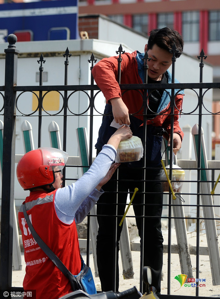 藝校實行封閉管理 學生“跨欄”買飯 藝校實行封閉管理 學生“跨欄”買飯