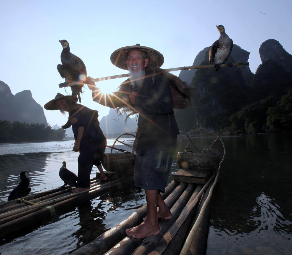 桂林八旬“漁翁兄弟”供人拍照走紅 美奐似大片 桂林八旬“漁翁兄弟”供人拍照走紅 美奐似大片
