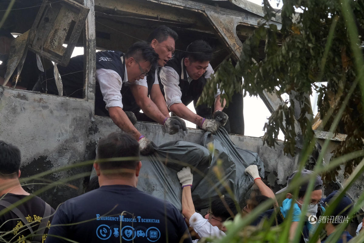 臺灣出事大巴附近升起一道彩虹 仿佛為遇難者祈福 臺灣出事大巴附近升起一道彩虹 仿佛為遇難者祈福