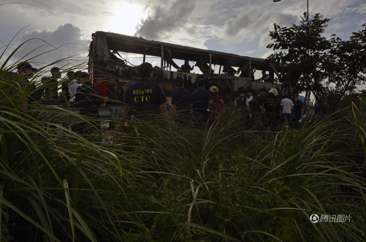 臺灣出事大巴附近升起一道彩虹 仿佛為遇難者祈福 臺灣出事大巴附近升起一道彩虹 仿佛為遇難者祈福