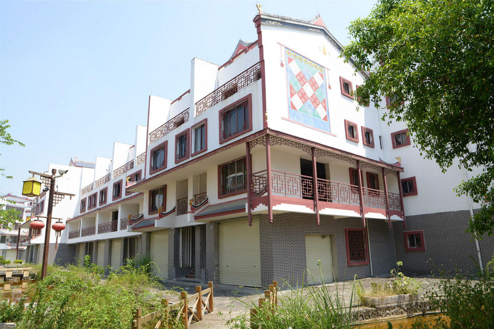 2016年7月26日,村民在廣西來賓市忻城縣隆達山水福城荒廢別墅間放牛。 2016年7月26日,村民在廣西來賓市忻城縣隆達山水福城荒廢別墅間放牛。