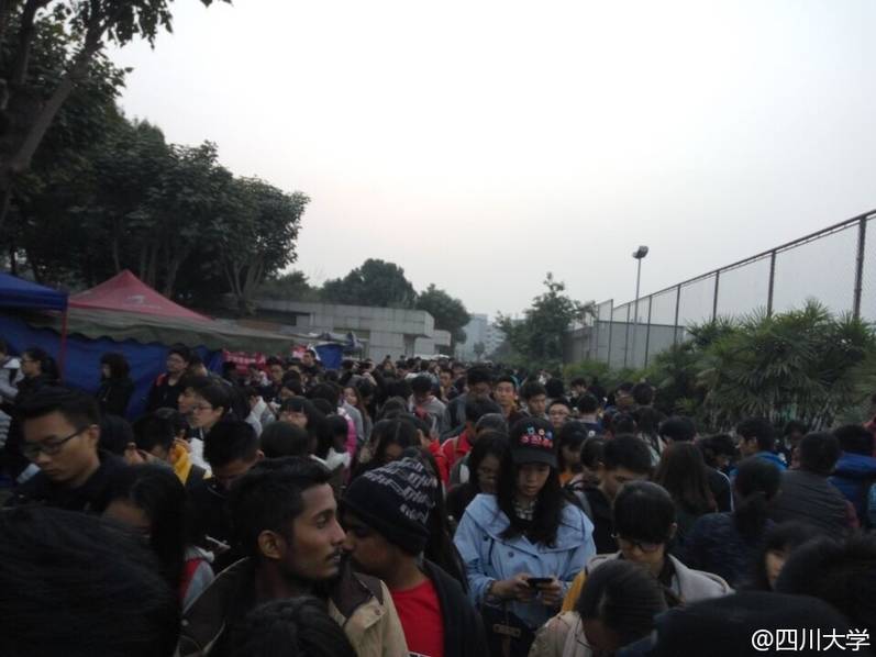 四川一大學取快遞現場 四川一大學取快遞現場