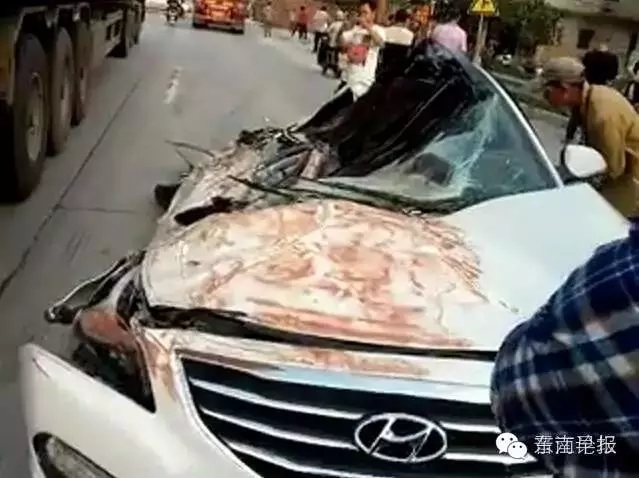 掛車側翻將轎車壓成鐵餅 司機大難不死 掛車側翻將轎車壓成鐵餅 司機大難不死