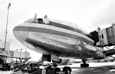 2011年4月5日，美國航空公司為洛杉磯至上海首條直飛航線的開通舉行剪彩儀式。目前，美國航空、美國聯合航空和達美航空已經向中國提交了飛行計劃。