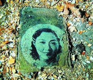 一名年輕女子的照片,很可能是當年士兵的家人。 一名年輕女子的照片,很可能是當年士兵的家人。