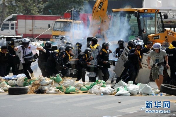 當地時間2月18日，泰國曼谷警方與示威者發生沖突。