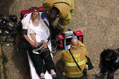 2日,救援人員在美國紐約地鐵事故車輛內(nèi)緊急疏散一名受傷乘客。圖/CFP 2日,救援人員在美國紐約地鐵事故車輛內(nèi)緊急疏散一名受傷乘客。圖/CFP