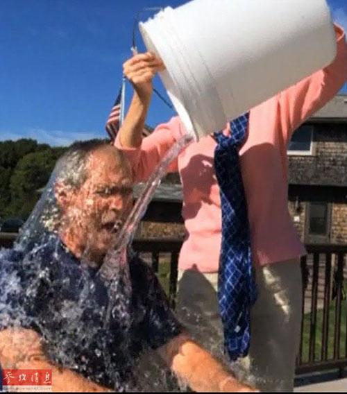 小布什接受“冰桶挑戰” 點名叫板克林頓(圖) 小布什接受“冰桶挑戰” 點名叫板克林頓(圖)