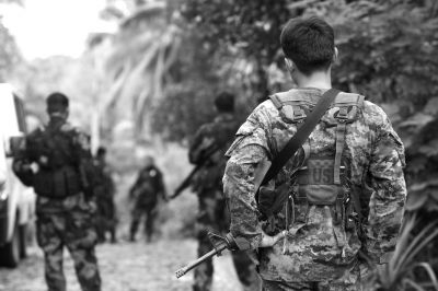 2009年12月13日,在菲律賓南阿古桑省,菲律賓安全部隊人員在一處現(xiàn)場警戒。圖/CFP 2009年12月13日,在菲律賓南阿古桑省,菲律賓安全部隊人員在一處現(xiàn)場警戒。圖/CFP