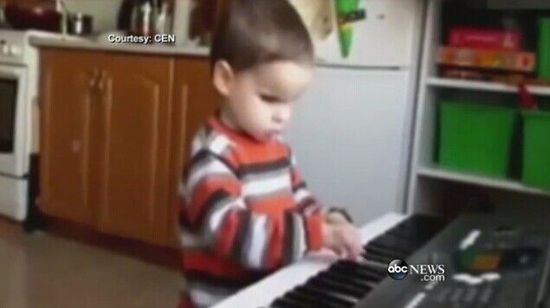 歐洲3歲盲童無(wú)師自通會(huì)彈鋼琴被譽(yù)“小莫扎特” 歐洲3歲盲童無(wú)師自通會(huì)彈鋼琴被譽(yù)“小莫扎特”