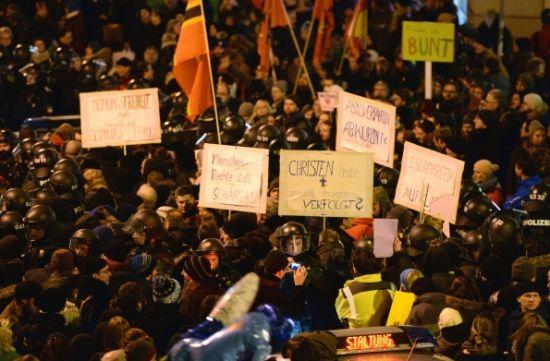 示威人群打出標語。 示威人群打出標語。