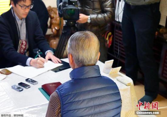 當地時間1月25日，日本千葉市，日本遭“伊斯蘭國”綁架人質湯川遙菜的父親接受媒體采訪。伊斯蘭國武裝(IS)24發布視頻顯示，其中一位被綁架日本人質湯川遙菜(Haruna Yukawa)已經被該組織殺害。日本政府表示將驗證視頻的真實性。 視頻：關注日本人質事件：極端組織視頻顯示一人質已遭殺害來源:央視新聞