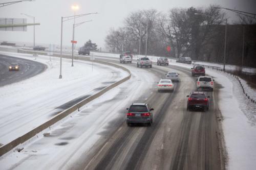 特大暴風(fēng)雪襲擊美國(guó)東北部，多州進(jìn)入緊急狀態(tài)。