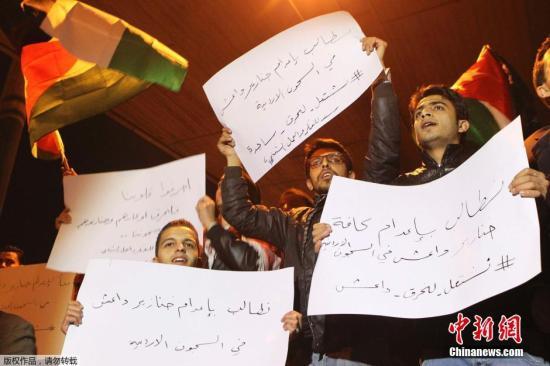 約旦軍方宣布，被極端組織“伊斯蘭國”劫為人質的飛行員卡薩斯貝已遭殺害，憤怒的抗議群眾聚集首都安曼。 視頻：約旦政府談人質遇害：一定會做出強有力回擊來源:央視新聞